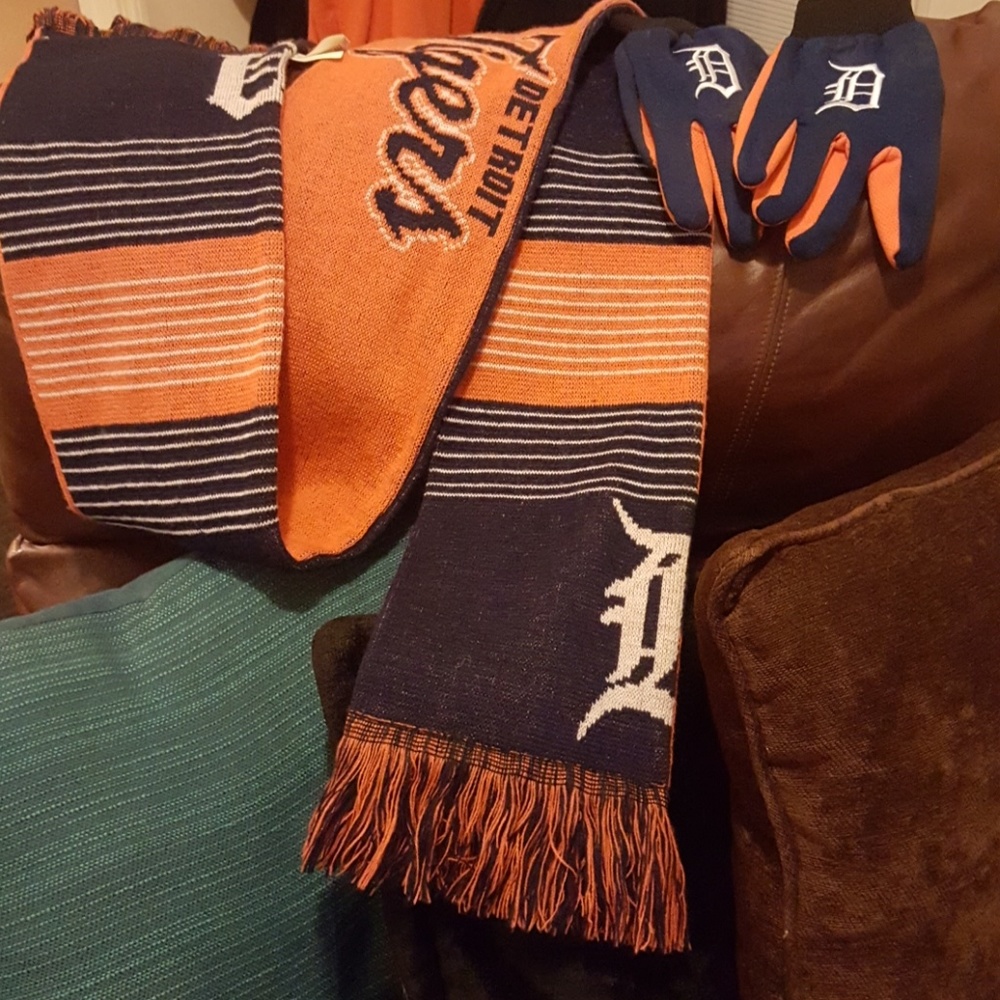Bundle of 2 Detroit tigers glove and scarf